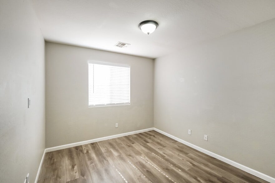 Building Photo - 6830 S 44th Ln