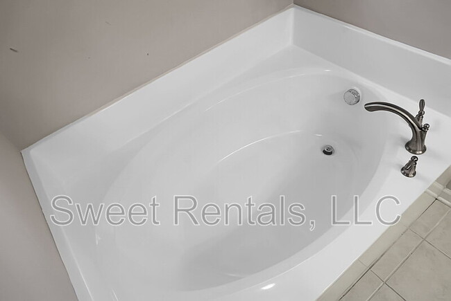 Building Photo - 1519 Thoroughbred Blvd