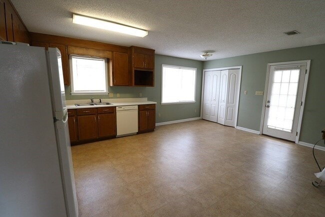 Building Photo - Cozy Retreat: Charming 3-Bedroom Home with Cul-de-Sac Location in Valdosta, GA