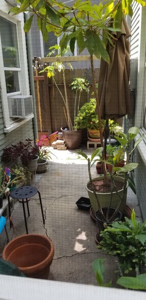 Building Photo - 4604 Lexington Ave