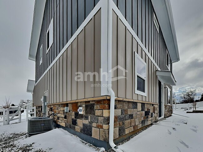 Building Photo - 793 S Oak St