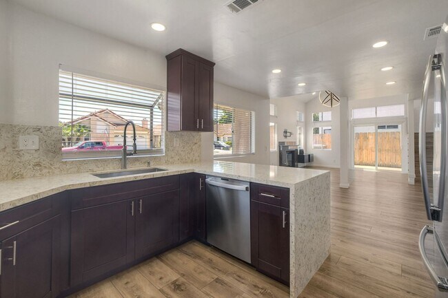 Building Photo - 3Bed/3Bath in Oceanside~ Morning Dove