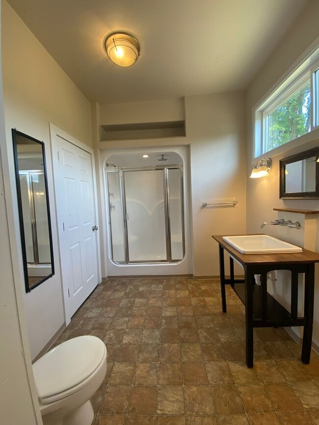 Building Photo - 2 Bed, 1 Bath House with Laundry Across fr...