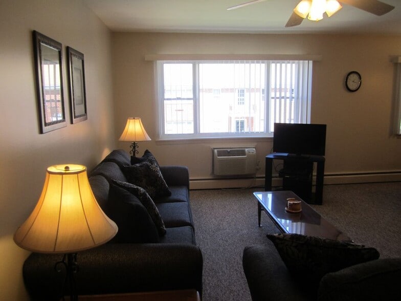 Building Photo - 210 Regency Park Dr