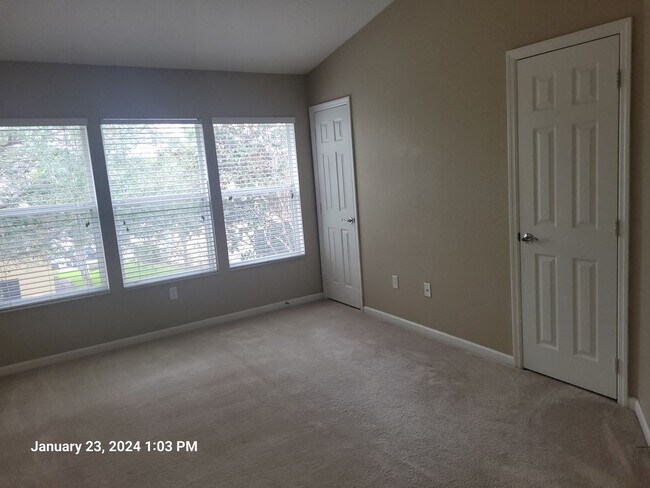 Building Photo - 2 bedroom, 2.5 bath townhouse
