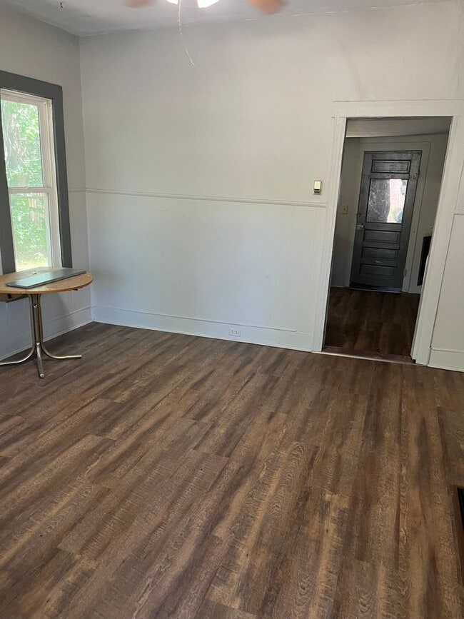 Building Photo - $795 - 2 bed 1 bath - Single Family Home