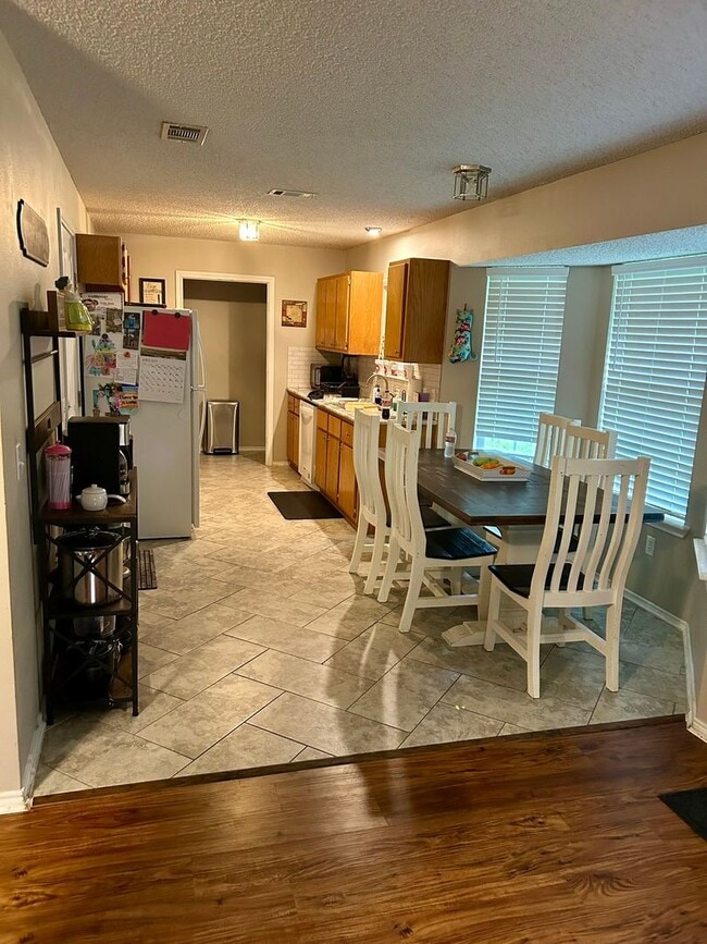 Building Photo - HOME AVAILABLE IN CENTRAL HEIGHTS!!! NO PETS!!