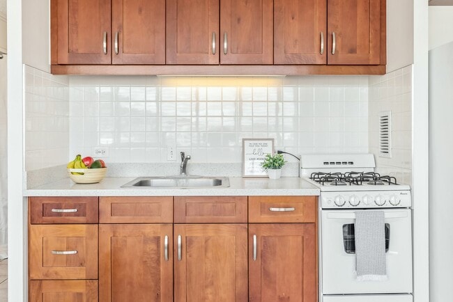 Building Photo - Conveniently Located Studio - Available April 1st