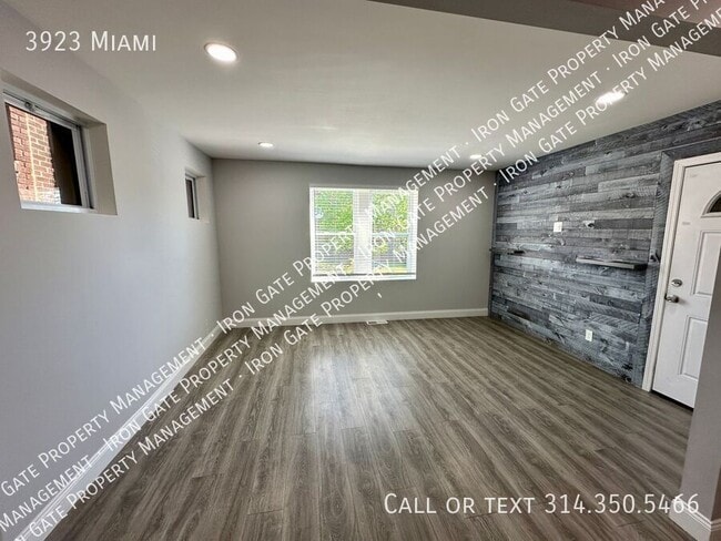 Primary Photo - 3923 Miami-
