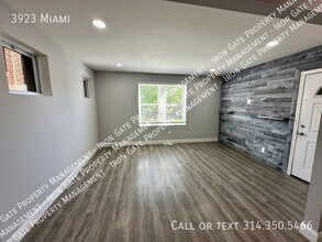 Building Photo - 3923 Miami-