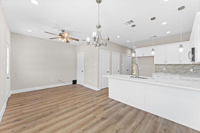 Building Photo - Fashionable Home Not Far From Downtown & M...