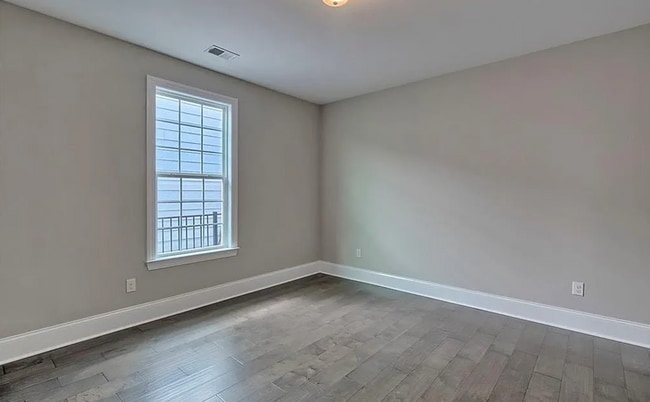 Building Photo - 5 Bedroom 2000 Square Ft Home at Village at Berkeley