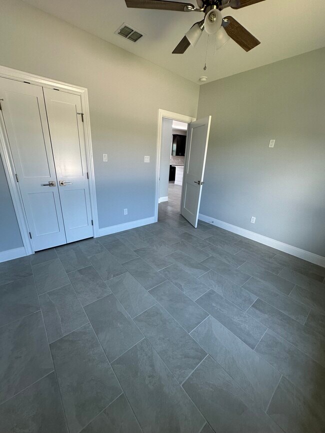 Building Photo - 136 Breezeway Dr