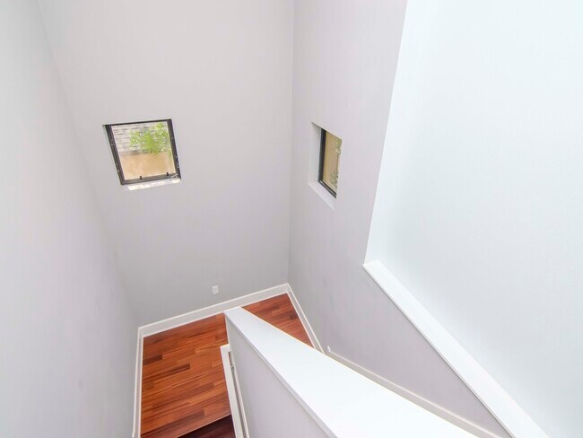 Building Photo - 213 S Moody Ave