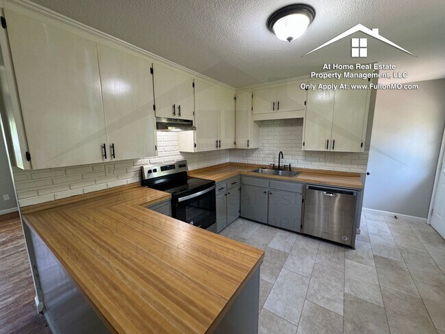 Building Photo - 1304 Bradley Ln