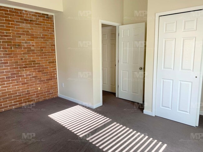 Building Photo - House on Howes!