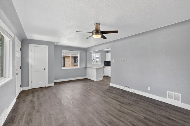 Building Photo - 2 bed 1 bath - Remodeled Home in Denver!