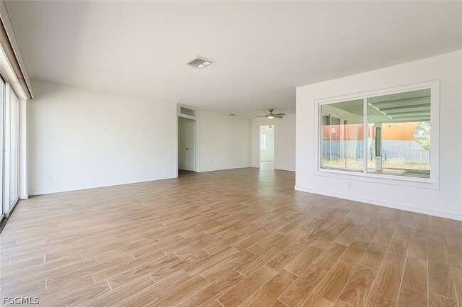 Building Photo - 1458 Alwynne Dr N