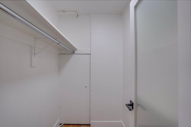 Building Photo - 435 N Oakhurst Dr