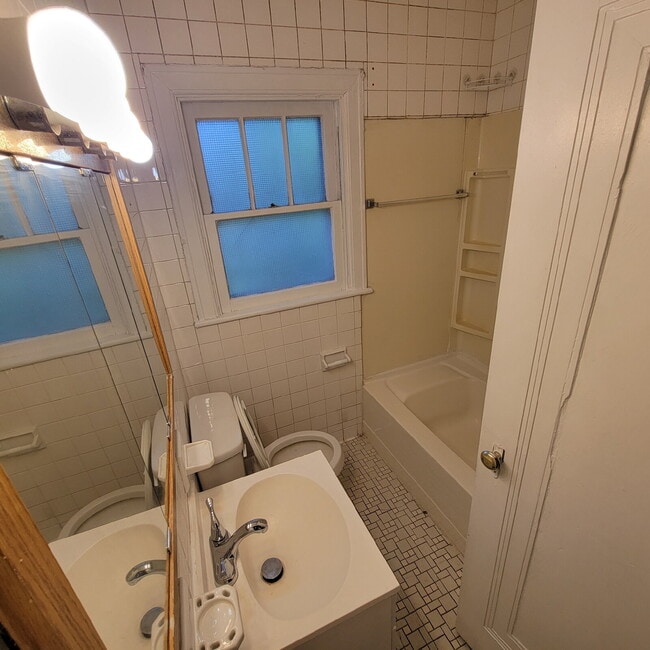 Building Photo - Near Westside 2BR Brick House!