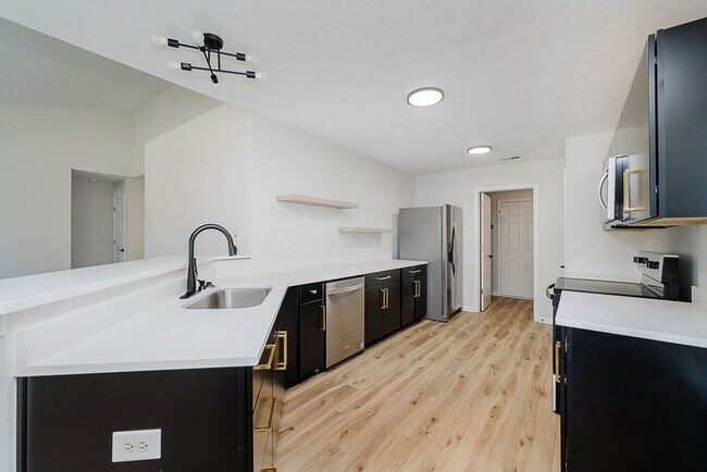 Building Photo - 5896 Hollow Oak Trail