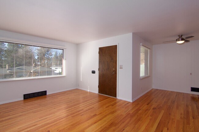 Building Photo - 3 Bed 1.5 Bath Home in Shadle neighborhood...