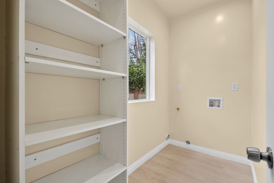 Building Photo - 146 S Parish Pl