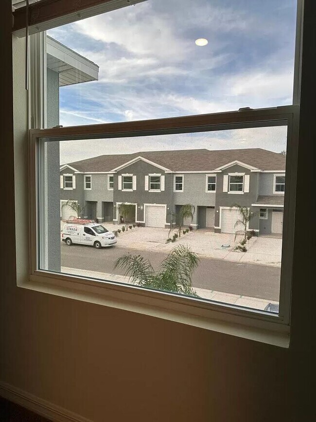 Building Photo - 3 Bedroom 2.5 Bath Townhouse