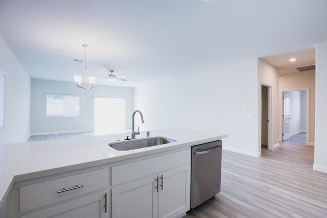 Building Photo - Beautiful 4 bed, 2 bath home AVAILABLE for...