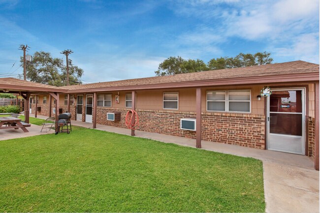 Building Photo - Remodeled units AVAILABLE NOW! Leasing fast!!!