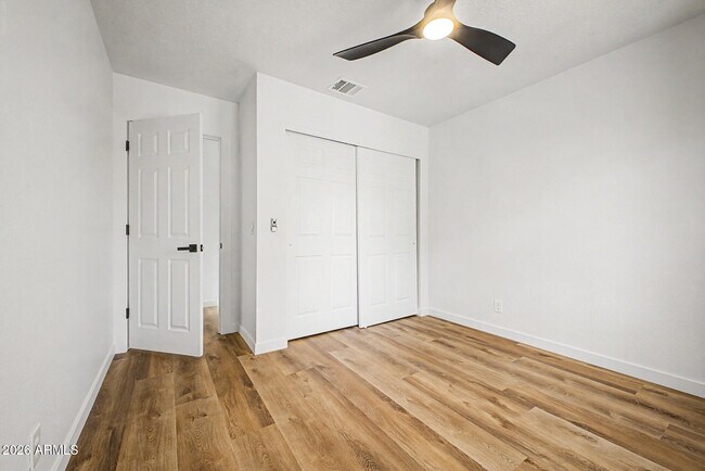 Building Photo - 921 S Val Vista Dr