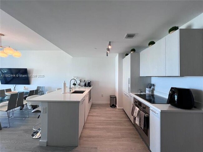 Building Photo - 501 NE 31st St