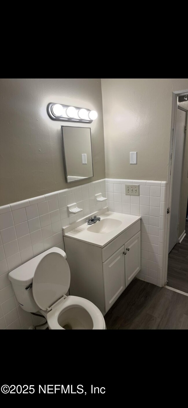 Building Photo - 1110 Caliente Dr