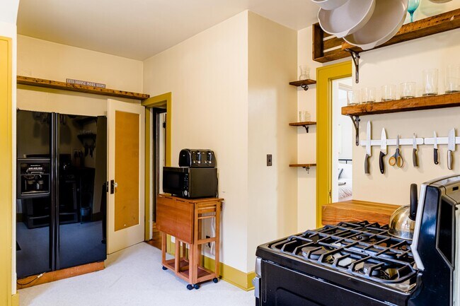 Building Photo - 517 NE Fargo St