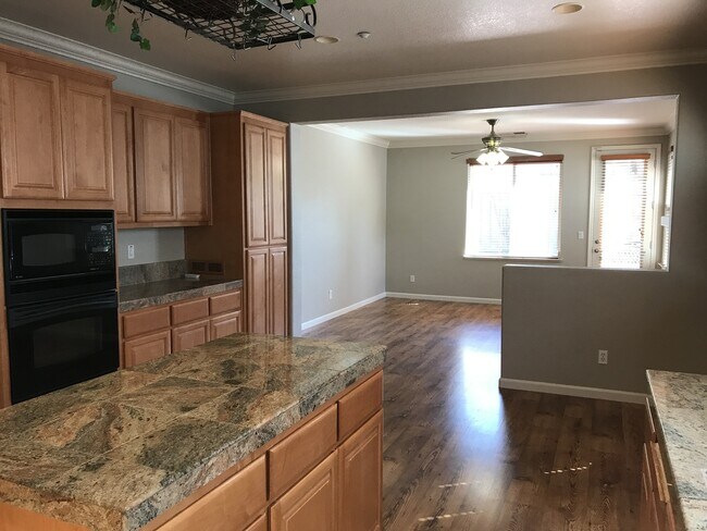 Building Photo - Beautiful Single Story, 3 Bedroom 2 Bath B...