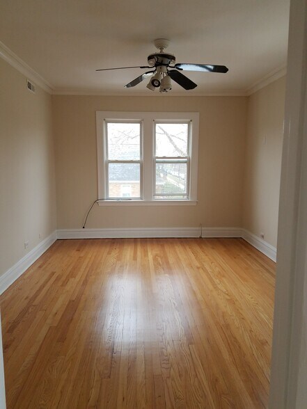 Building Photo - 4520 W Wellington Ave