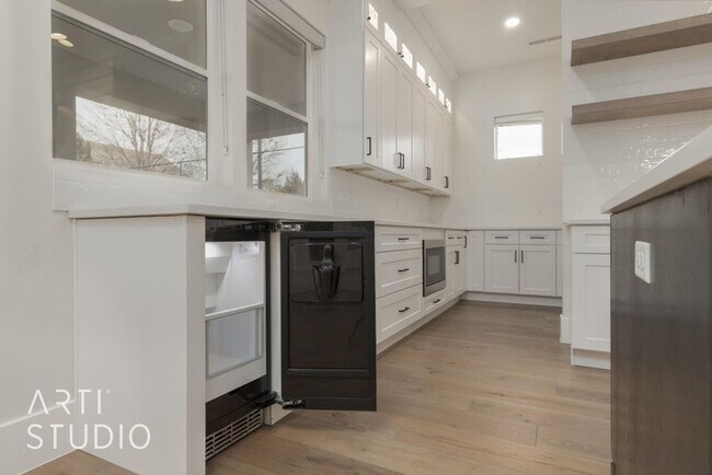 Building Photo - Washington Fields 4 bed | 3 1/2 bath | 3 c...