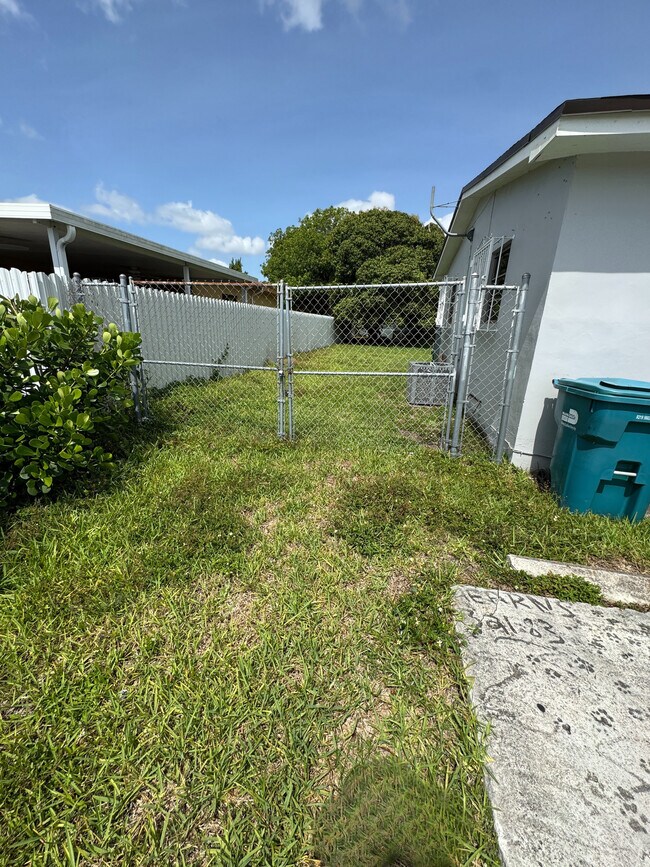 Building Photo - 17472 SW 105th Ave