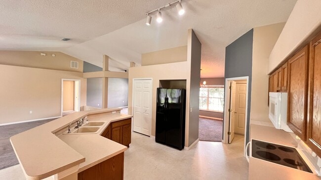 Building Photo - Huge!! 3 bedroom 2 bath in Deltona Lakes. ...