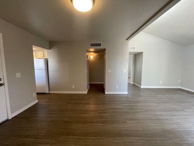 Building Photo - Lovely 2 Bedroom 2 Bath with Fireplace!