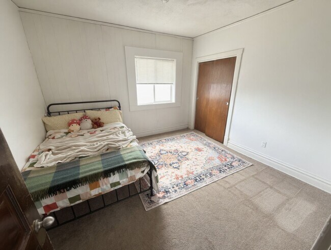 Building Photo - Duluth MN 5- Bedroom - 2-Bath - 1 - Car Single Family Home