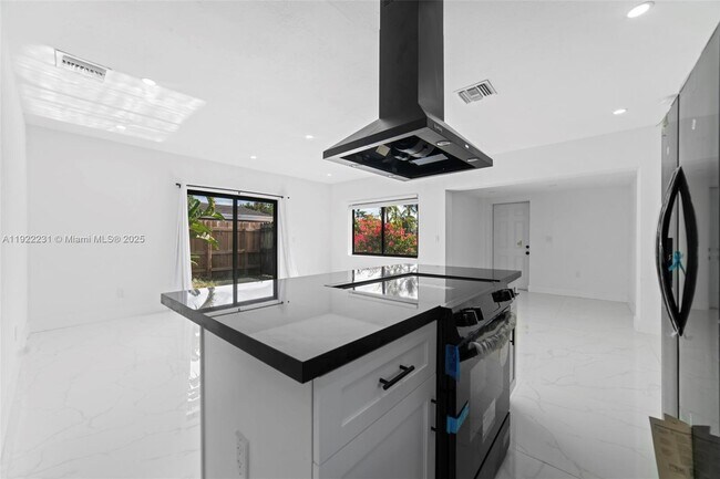 Building Photo - 1671 NE 174th St