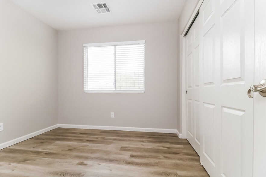 Building Photo - 1615 E Ash Ave