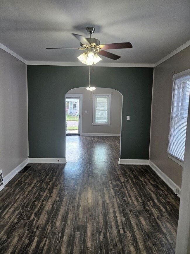 Building Photo - 2 bed one bath house with fenced in backyard