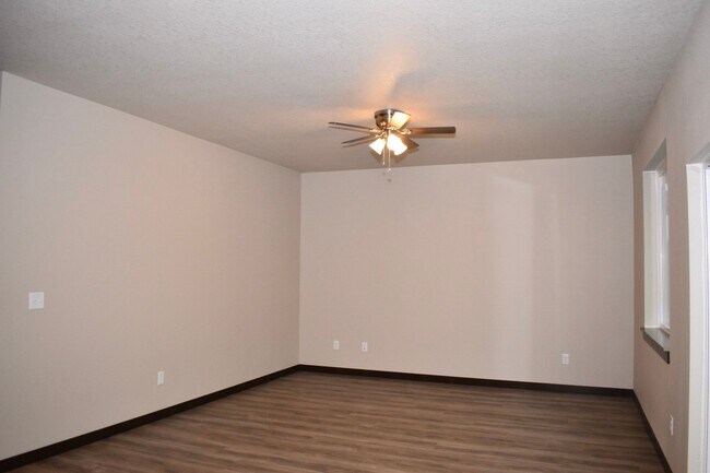 Building Photo - 2 Bedroom 2 Bathroom Duplex in a New Great...