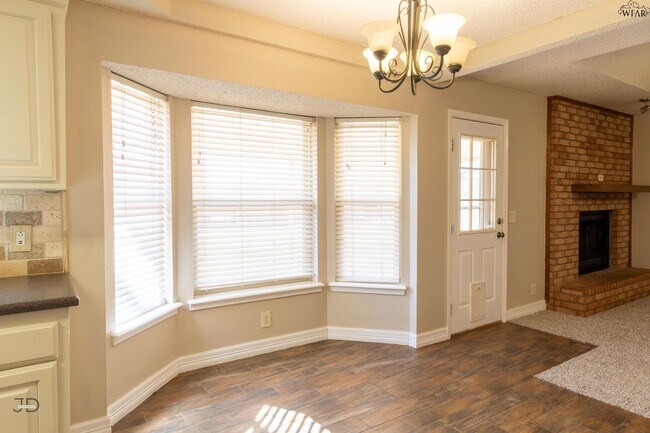 Building Photo - 505 W Coleman Ave