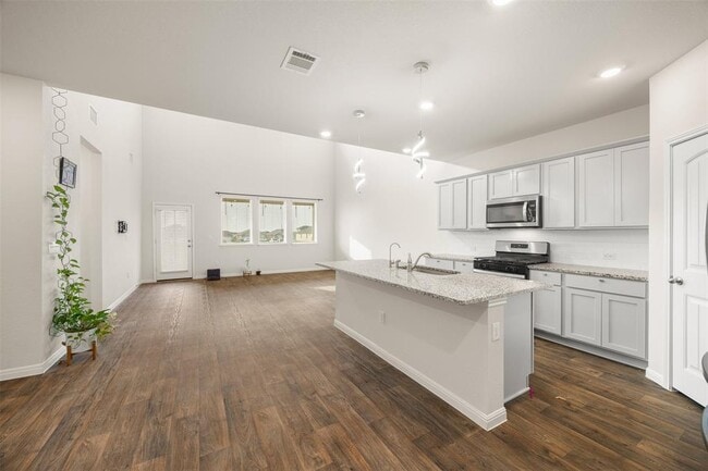 Building Photo - 413 Emerald Cv