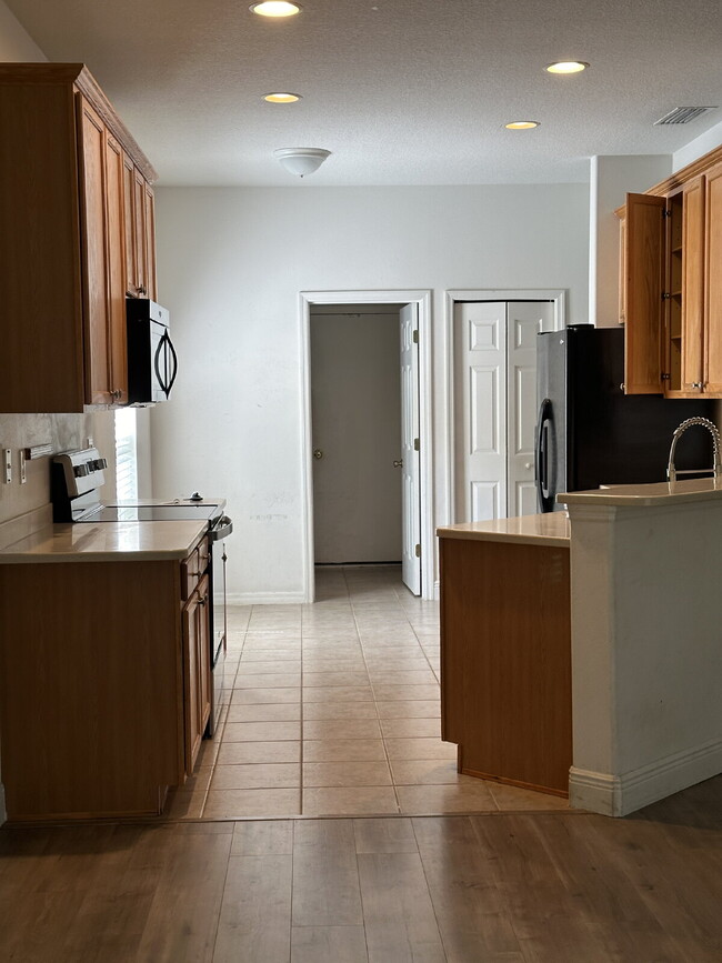 Building Photo - Charming 4-Bedroom Haven