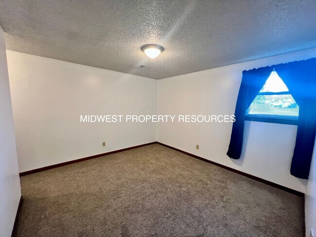 Building Photo - Freshly Updated 3 Bedroom Duplex