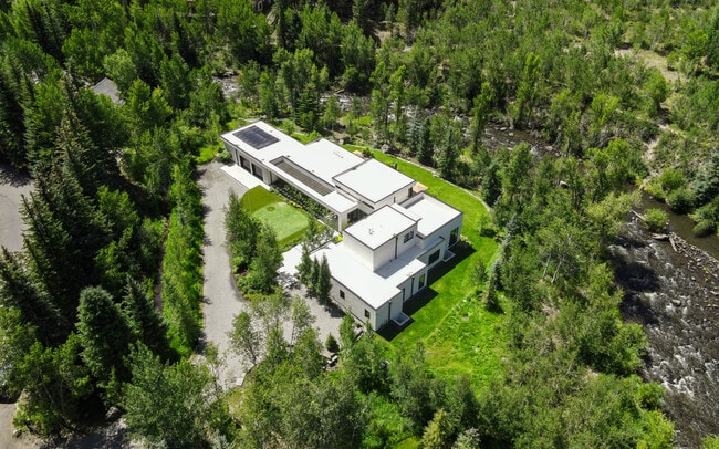 Building Photo - 1411 Crystal Lake Rd